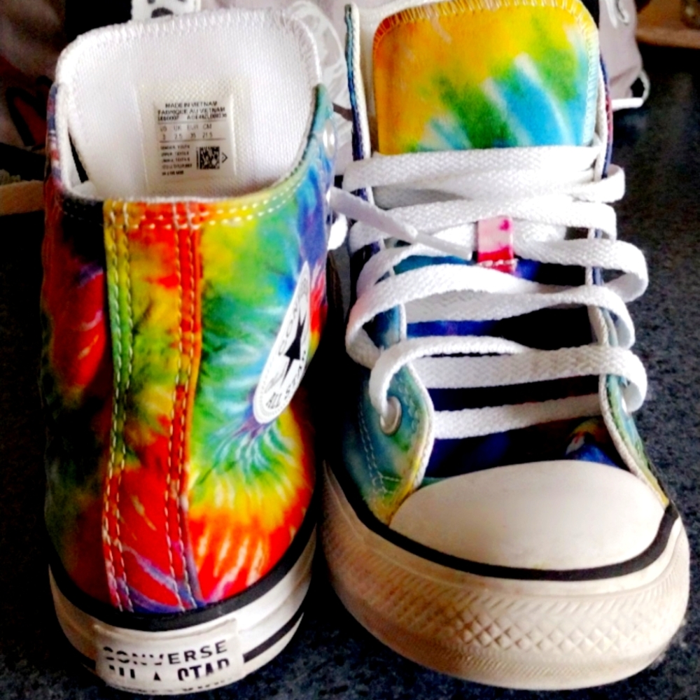MID TOP CONVERSE TYE DYE CHUCKS